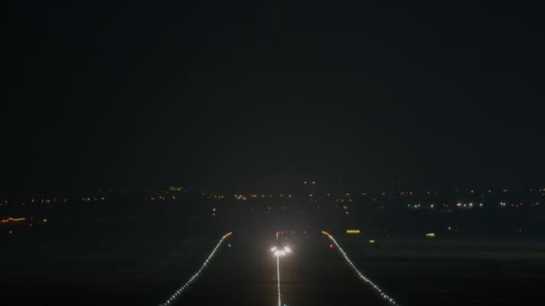 Avião Com Luzes Iluminadas Navegação Pouso Sobe Céu Escuro Após — Vídeo de Stock