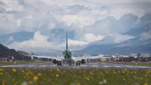 Das Flugzeug Beschleunigt Die Landebahn Für Den Start Und Hebt — Stockvideo