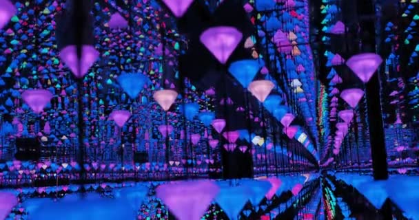 Çok Renkli Parlak Şekiller Aynalı Zeminler Tavanlar Insanların Yürüdüğü Bir — Stok video