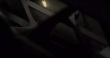 Yapısal elementleri gösteren bir yürüyen merdivenin karanlık alt kısmının yakın çekimi.