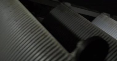 Metal yürüyen merdiven basamaklarının kenarları ve mekanikleri gösteren koyu renk alt görünümü