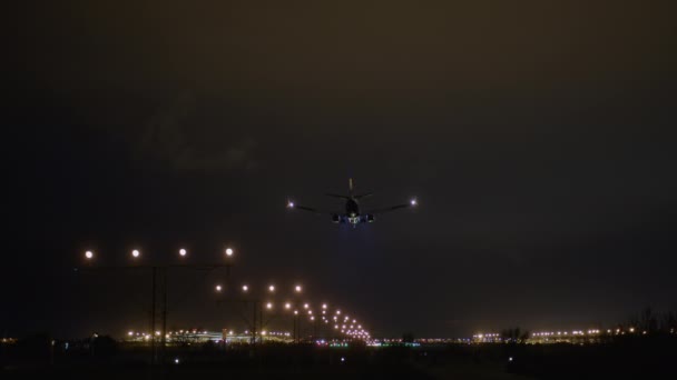 有着陆灯的飞机降落在跑道上 夜间可以看到导引灯 — 图库视频影像