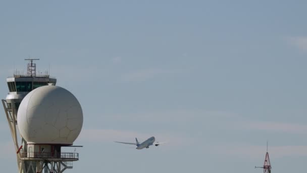 Das Flugzeug Fliegt Neben Der Radarkuppel Und Dem Kontrollturm Gegen — Stockvideo