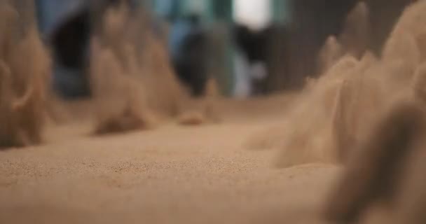 艺术装置中气流形成的动态沙峰 — 图库视频影像