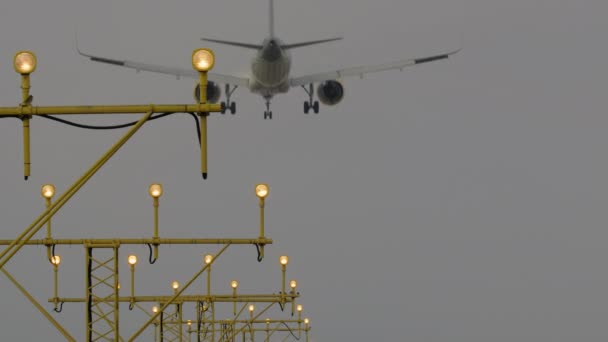 Pandangan Depan Pesawat Turun Dengan Pendekatan Tiang Cahaya Latar Depan — Stok Video