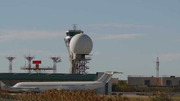 Een Vliegtuig Dat Wegvliegt Van Een Radartoren Een Controlegebouw Een — Stockvideo