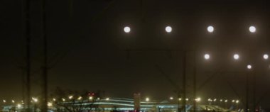 Uçak iniş takımları açık ve pist ışıkları gece görülebilir bir şekilde iniyor.