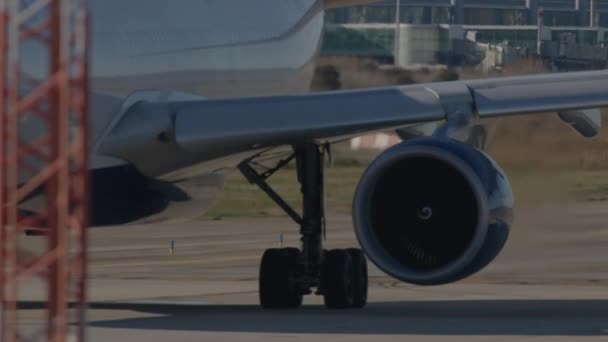 Szczegółowy Widok Silnik Odrzutowy Podwozie Samolotu Pasie Startowym — Wideo stockowe