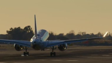 Piste inen bir uçağın yavaş çekim görüntüsü.