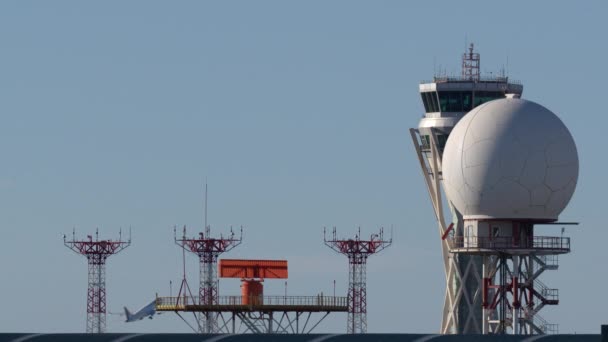 Aereo Che Sale Oltre Una Torre Controllo Aeroportuale Impianti Radar — Video Stock