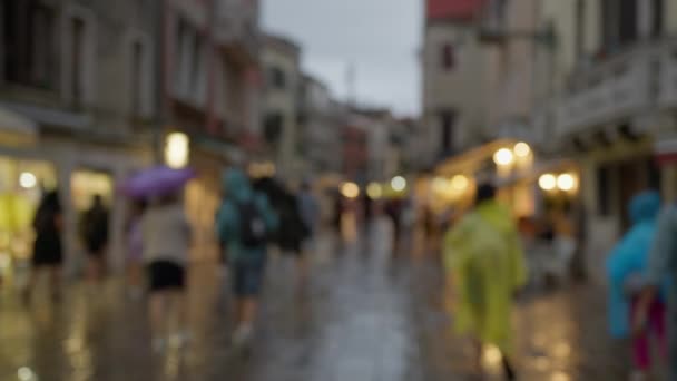 Einer Verschwommenen Szene Spazieren Fußgänger Mit Regenschirmen Durch Eine Regendurchtränkte — Stockvideo