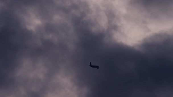 Avión Capturado Media Vuelta Volando Hacia Una Densa Cobertura Nubes — Vídeos de Stock