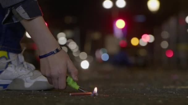 Eine Nahaufnahme Einer Kinderhand Die Einen Feuerwerkskörper Auf Dem Bürgersteig — Stockvideo