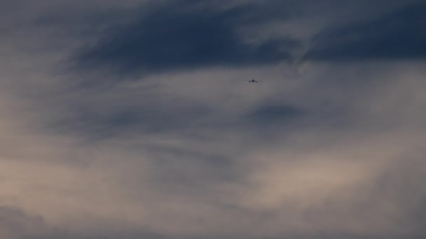 Een Vliegtuig Bewolkte Blauwe Lucht — Stockvideo