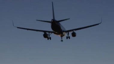 Uçak gecenin erken saatlerinde yaklaşma aydınlatma sistemiyle aynı hizaya geldi. Dikey eğim panoraması