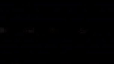 Konut binaları, terracotta çatıları, ön planda ağaçlar ve uzak tepeleri olan yoğun bir kentsel alanın penceresinden manzarayı izleyin. Nis, Sırbistan