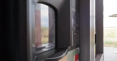 Bir erkek eli kahve makinesinden bir fincan alır.