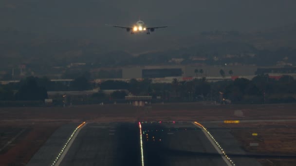 Avión Aterriza Pista Iluminada Del Aeropuerto Atardecer — Vídeos de Stock