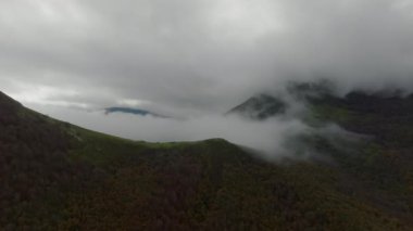 İnsansız hava aracı bulutlarla kaplı dağlarla Bask Ülkesi 'nin yeşil yamaçlarını ve vadilerini ortaya çıkarıyor.