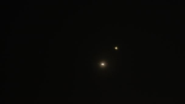 Δύο Αεροπλάνα Φώτα Πλοήγησης Στο Φόντο Του Σκοτεινού Νυχτερινού Ουρανού — Αρχείο Βίντεο