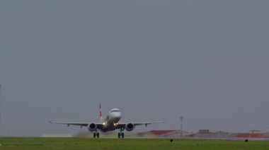 LISBON, PORTUGAL - 25 Nisan 2024: Uçak TAP Air pistte hızlanıyor ve gökyüzüne doğru süzülüyor