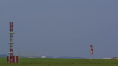 LISBON, PORTUGAL - 25 Nisan 2024: Türk Hava Yolları 'na ait bir uçak pist boyunca hızlanır ve yan tarafında bir rüzgar yastığı ile havalanır