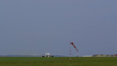LISBON, PORTUGAL - 25 Nisan 2024: Arka planda kontrol kulesi görünen bir uçak TAP Air pistten yükseliyor