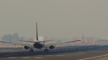 Rhine Air uçağı kanatlarını açmış, iniş takımları yavaşça podyuma iniyor.