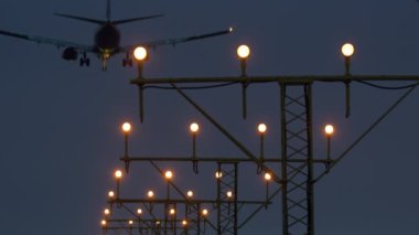 İniş için yaklaşan ticari jet gece erken saatlerde iniş ışıkları açık olacak.