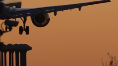 Uzatılmış kanatları ve teçhizatı pist ışıklarının üzerinde yavaş çekim görüntüsü