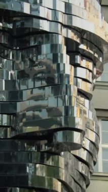 PRAG, CZECH REPUBLIC - 13 Temmuz 2023: David Cerny Kafka 'nın karmaşık yansıtıcı yüzeyleri bir Prag binasıyla yan yana