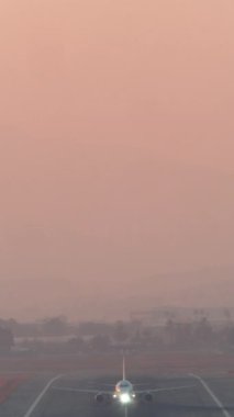 Pistten havalanan navigasyon ışıkları olan bir uçağın dikey videosu