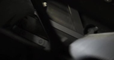 Yürüyen merdivenlerin düşük açılı görüntüsü metalik merdiven ve yapı