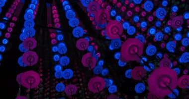 Neon ışıklı geometrik şekiller karanlık bir uzayda büyüleyici bir desen oluşturur