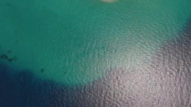 Possidi Burnu, Halkidiki, Yunanistan üzerinde, her iki taraftaki kumlu bölge arasında ilerleyen bir dron,