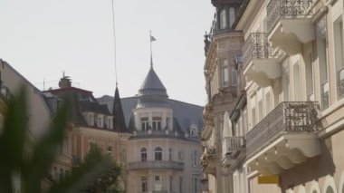 Almanya 'nın Baden-Baden kentinde süslü balkon ve kuleleri olan tarihi Avrupa binalarının manzarası