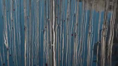 Avusturya 'daki Swarovski Kristal Müzesi' ndeki bir çeşmenin mavi suyundaki metal tüplerin sanatsal yansımaları soyut bir şablon oluşturuyor.