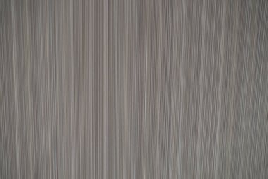Gri tonlarda dikey çizgili kumaş dokusunun yakın çekimi, doğrusal bir desen oluşturur