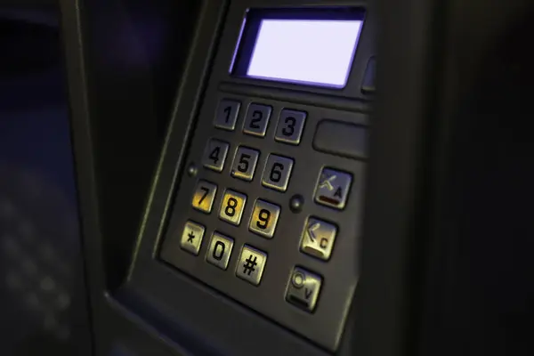 Düşük ışık ayarında aydınlatılmış düğmeleri olan bir ATM tuş takımının yakın görüntüsü
