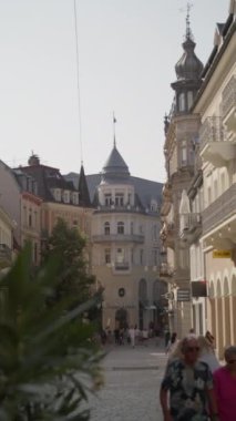 BADEN-BADEN, GERMANY - 1 Temmuz 2024: Baden-Baden, Almanya 'da süslü balkon ve kuleleri olan tarihi Avrupa binalarının sokak manzarası