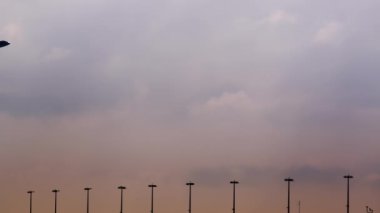 Büyük yolcu uçağı havalimanından havalandıktan sonra kalkıyor.