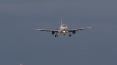 İniş sırasında yolcu uçağı zarif bir şekilde piste iniyor.