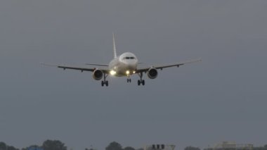 Yolcu uçağı havaalanı pistine iniyor.