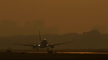 Büyük yolcu uçağı gün batımında kalkıyor.