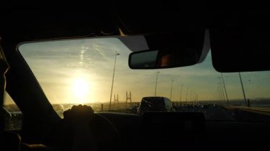 Altın saat günbatımında ikonik Vasco da Gama köprüsünden geçmek, Lisbons kentsel manzarasının gözler önüne serildiği içeriden birçok manzaralı manzara yakalamak,