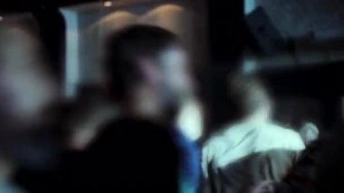 Bulanık siluetler loş bir gece kulübü dans pistinde ritmik bir şekilde hareket ediyor. İsimsiz dansçılarla enerjik bir gece hayatı yakalıyorlar. Gençlik ve neşe dolu hareketli bir atmosfer yaratıyorlar.