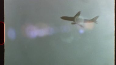 Süper 8 mm 'lik bir filmde çekildi. Mavi gökyüzünde süzülen yolcu uçağı özgün 8 mm' lik film estetiği ve ayırt edici ışık sızıntılarıyla nostaljik bir yolculuk yakaladı.