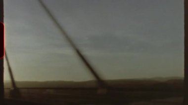 Bu süper 8 filmlik estetik filmle çekilen Vintage, arka planda bulanık manzaralarla köprüden geçen bir yolculuğu gözler önüne seriyor.