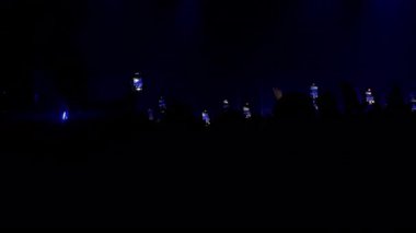 Konsere gidenler akıllı telefonlar tutarlar, performansı mavi ışıklarla yakalarlar, sahneyi aydınlatırlar, enerjik bir atmosfer yaratırlar.