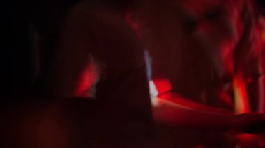 Canlı renkler ve şekiller içeren bulanık görüntü, konsere gidenler